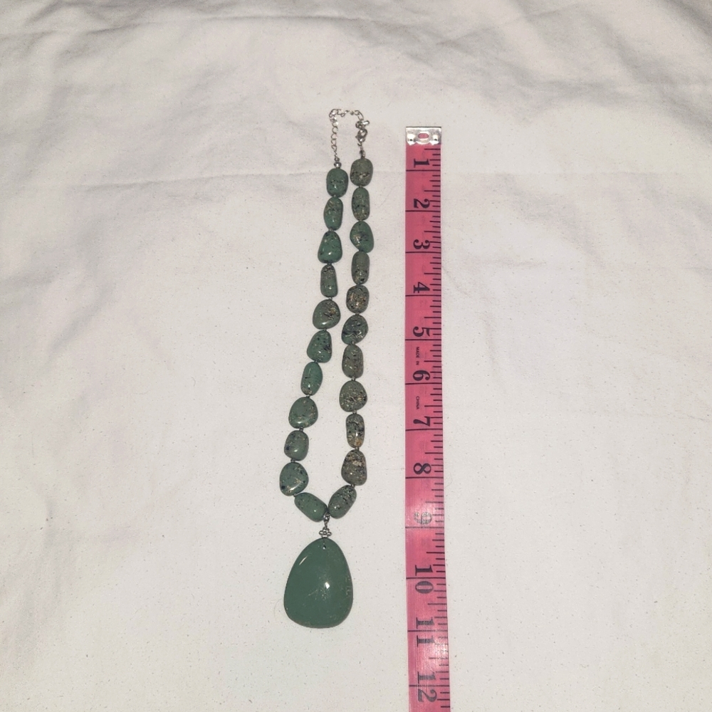 Fashion Necklace Green Glass Pieces Silvertone. 1 - Picture 6 of 6